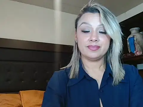 Snapshot of aitanalove_ chatting on February 6, 10:46 pm aitanalove online show from February 6, 10:46 pm