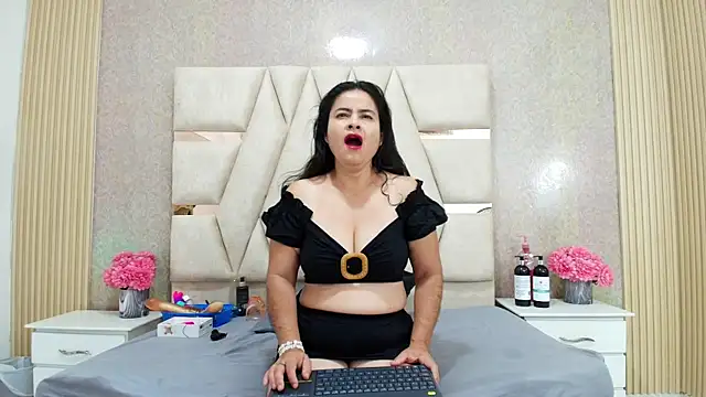 CrystallGomes online show from April 10, 9:25 am