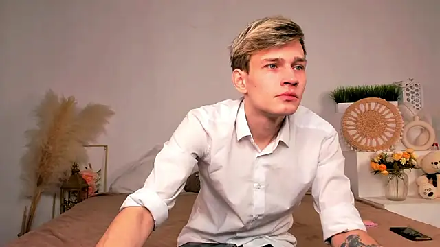 Snapshot of Volan_Starts chatting on February 4, 4:07 am Volan Starts online show from February 4, 4:07 am