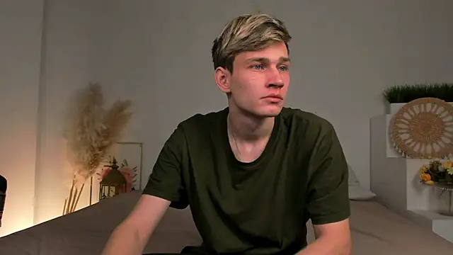 Snapshot of Volan_Starts chatting on February 8, 4:05 am Volan Starts online show from February 8, 4:05 am