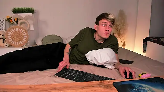 Snapshot of Volan_Starts chatting on February 15, 7:51 am Volan Starts online show from February 15, 7:51 am