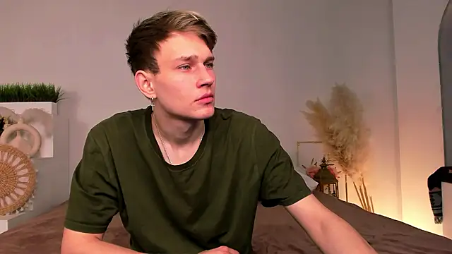 Snapshot of Volan_Starts chatting on February 17, 4:42 am Volan Starts online show from February 17, 4:42 am