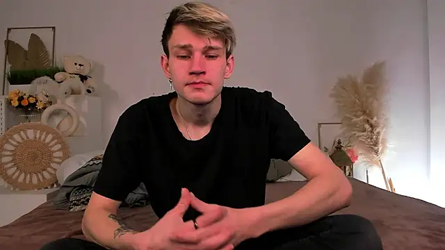 Snapshot of Volan_Starts chatting on February 22, 4:24 am Volan Starts online show from February 22, 4:24 am