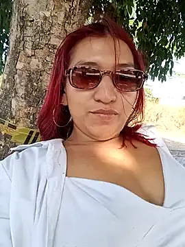 Snapshot of roxxy_white chatting on February 5, 8:13 pm roxxy white online show from February 5, 8:13 pm