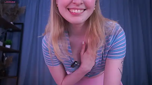 Snapshot of LanaRoxxy chatting on April 2, 12:36 pm LanaRoxxy online show from April 2, 12:36 pm