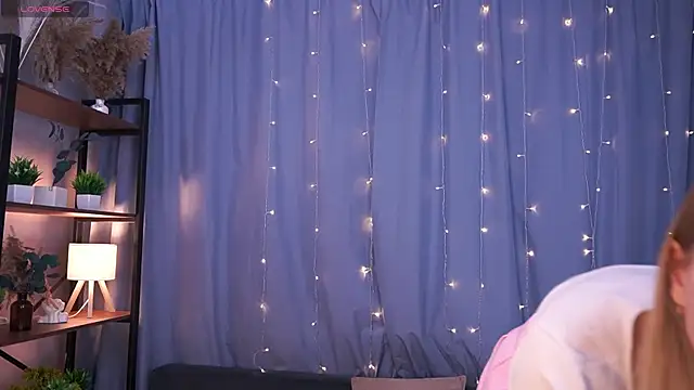 Snapshot of LanaRoxxy chatting on April 15, 12:23 pm LanaRoxxy online show from April 15, 12:23 pm