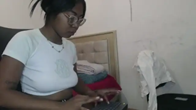 Snapshot of girl_sexy27 chatting on February 28, 2:18 pm girl sexy27 online show from February 28, 2:18 pm