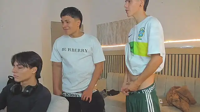 friendslikeplay online show from February 11, 9:42 pm