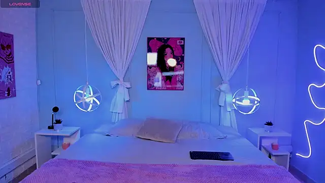 naomi campell online show from April 7, 7:36 pm