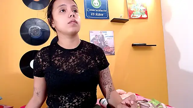 Snapshot of juliette18rose chatting on May 27, 7:33 pm juliette18rose online show from May 27, 7:33 pm