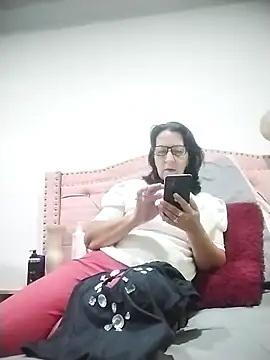 Snapshot of RosseLaure chatting on February 7, 1:42 am RosseLaure online show from February 7, 1:42 am