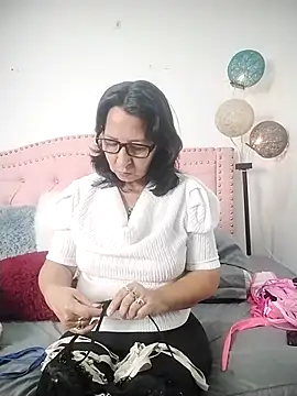 Snapshot of RosseLaure chatting on February 13, 2:07 am RosseLaure online show from February 13, 2:07 am