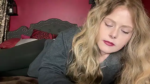 HazelFr33bird online show from February 1, 8:40 pm