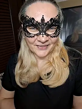 MaskedQueen77 online show from May 11, 3:29 pm