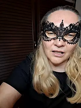 MaskedQueen77 online show from May 11, 4:04 pm