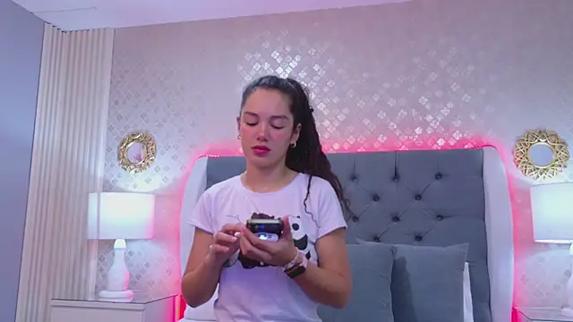 Snapshot of RoxanaAngel chatting on February 10, 1:48 pm RoxanaAngel online show from February 10, 1:48 pm