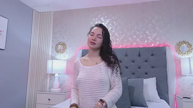 Snapshot of RoxanaAngel chatting on February 14, 1:52 pm RoxanaAngel online show from February 14, 1:52 pm