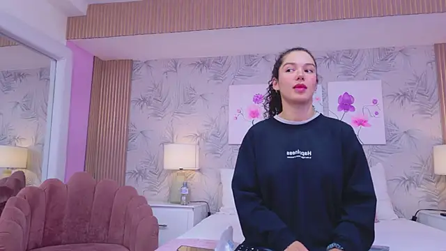 Snapshot of RoxanaAngel chatting on February 17, 2:24 pm RoxanaAngel online show from February 17, 2:24 pm