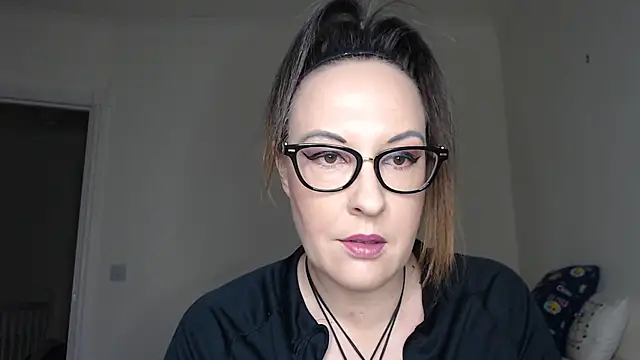 Snapshot of PsychicDominatrix chatting on February 10, 8:18 am PsychicDominatrix online show from February 10, 8:18 am