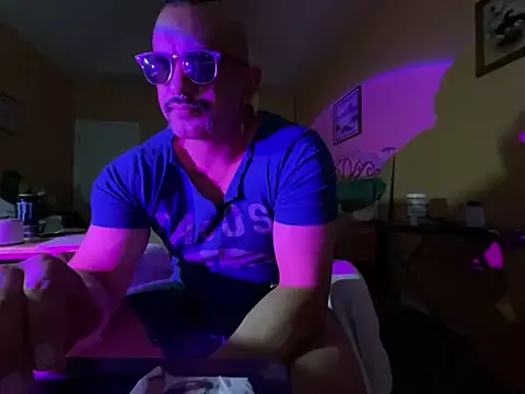 Snapshot of daddydonkey84 chatting on February 10, 7:01 am daddydonkey84 online show from February 10, 7:01 am