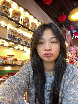 Lyn-be99 online show from April 1, 12:00 am