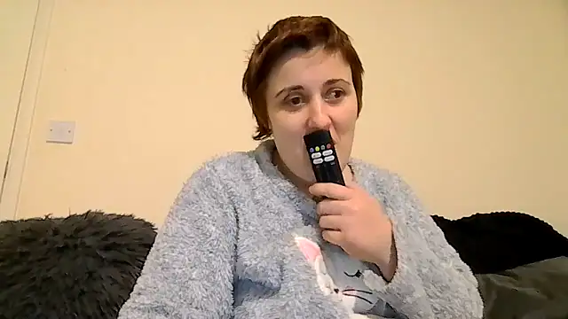 Snapshot of Tiara_XOX chatting on February 1, 5:17 am Tiara XOX online show from February 1, 5:17 am