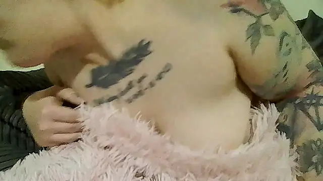 Snapshot of Tiara_XOX chatting on February 16, 6:20 am Tiara XOX online show from February 16, 6:20 am