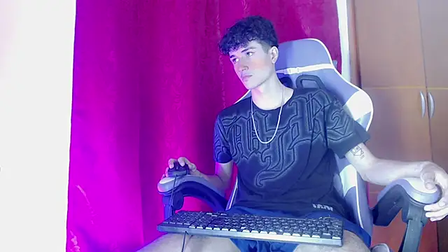 Snapshot of Johnny_cagee_ chatting on February 2, 12:20 am Johnny cagee online show from February 2, 12:20 am