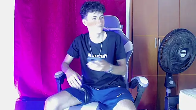 Snapshot of Johnny_cagee_ chatting on February 5, 11:42 pm Johnny cagee online show from February 5, 11:42 pm