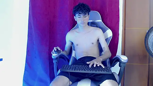 Snapshot of Johnny_cagee_ chatting on February 11, 12:15 am Johnny cagee online show from February 11, 12:15 am