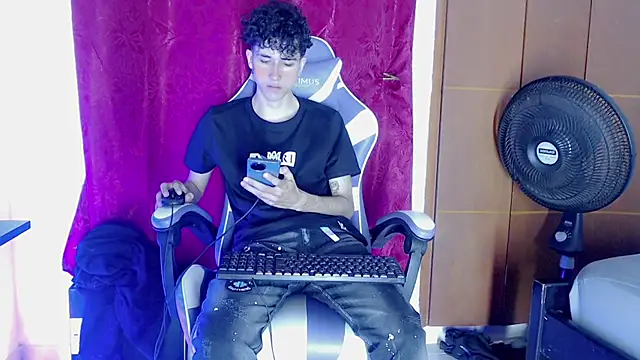 Snapshot of Johnny_cagee_ chatting on February 16, 11:23 pm Johnny cagee online show from February 16, 11:23 pm