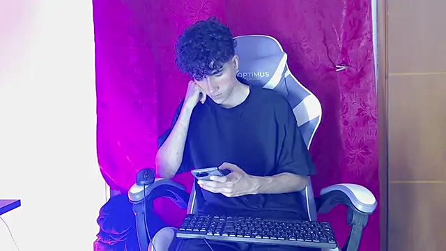 Snapshot of Johnny_cagee_ chatting on February 18, 1:12 am Johnny cagee online show from February 18, 1:12 am