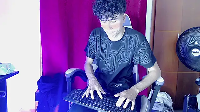 Snapshot of Johnny_cagee_ chatting on February 20, 12:18 am Johnny cagee online show from February 20, 12:18 am