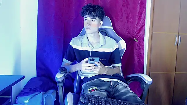 Snapshot of Johnny_cagee_ chatting on February 22, 12:01 am Johnny cagee online show from February 22, 12:01 am