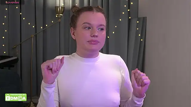 Snapshot of Agatha_Gris chatting on February 2, 11:03 pm Agatha Gris online show from February 2, 11:03 pm