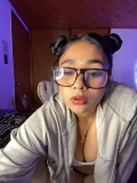 Snapshot of Violetta_pinkk1 chatting on March 3, 4:51 am Violetta pinkk1 online show from March 3, 4:51 am