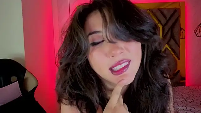 Snapshot of Luvienne chatting on February 6, 7:28 pm Luvienne online show from February 6, 7:28 pm