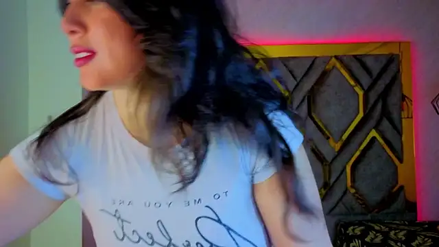 Snapshot of Luvienne chatting on February 22, 7:34 pm Luvienne online show from February 22, 7:34 pm