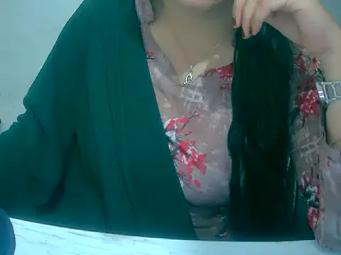 Snapshot of Cute_Aliyaa chatting on February 25, 7:40 am Cute Aliyaa online show from February 25, 7:40 am