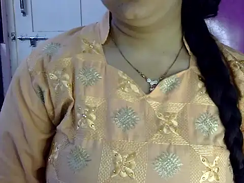 Cute Aliyaa online show from May 22, 12:22 pm
