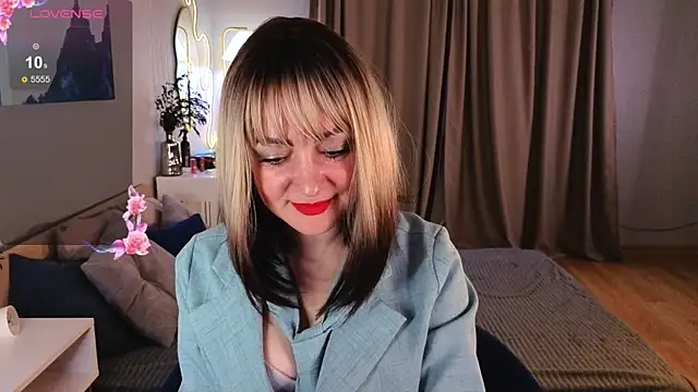 Snapshot of Oliiviaa_ chatting on February 16, 8:10 am Oliiviaa online show from February 16, 8:10 am