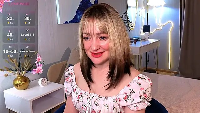 Snapshot of Oliiviaa_ chatting on February 18, 8:21 am Oliiviaa online show from February 18, 8:21 am