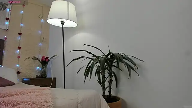 Snapshot of SalomeStorm_ chatting on February 24, 1:31 pm SalomeStorm online show from February 24, 1:31 pm