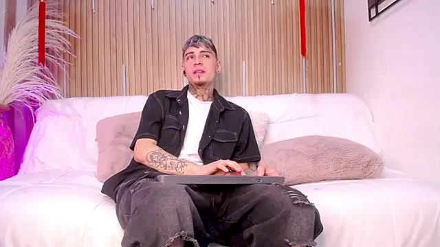 Snapshot of Max_Hader chatting on March 2, 4:36 am Max Hader online show from March 2, 4:36 am