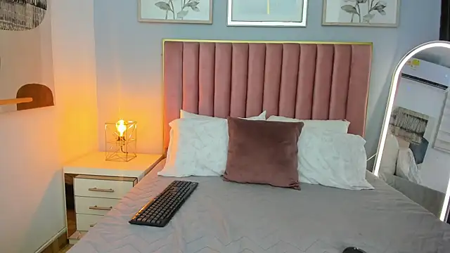 MarianaScott  online show from April 13, 12:10 pm