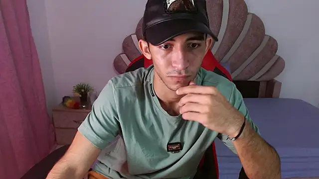 Snapshot of Caius_fox chatting on February 8, 11:24 am Caius fox online show from February 8, 11:24 am