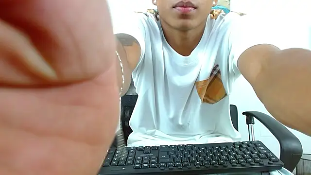 Snapshot of ostinn18 chatting on March 2, 2:13 pm ostinn18 online show from March 2, 2:13 pm