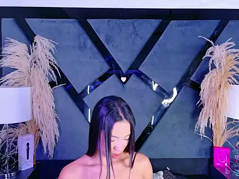 KylieWhitee online show from February 5, 4:17 am