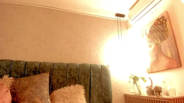 Aleera Walton online show from April 2, 8:06 pm