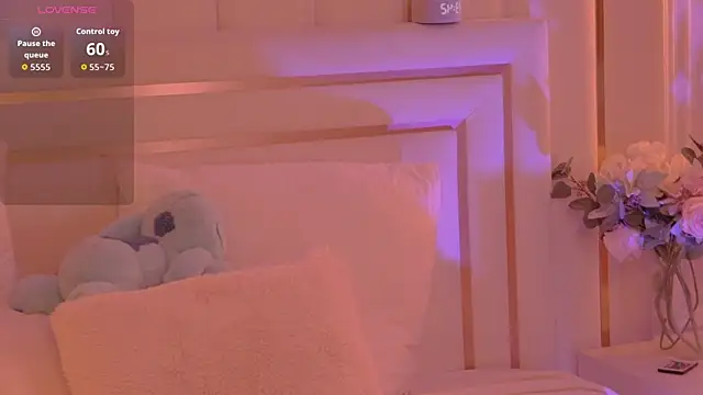 Snapshot of MollyHilton chatting on February 18, 7:43 pm MollyHilton online show from February 18, 7:43 pm